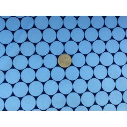 Hellblauer Softshell mit Kreisen